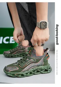 Detail der olivgrünen Blade-Sneaker mit Mesh-Textur und einzigartig gemusterter Sohle