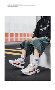 Nahaufnahme von atmungsaktiven Mesh-Dad-Schuhen mit dicken Sohlen und Farbakzenten
