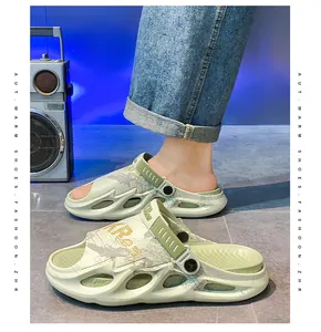 Detailansicht der Herren-Sport-Sandalen mit dicker Sohle und originellen Graffiti-Mustern.