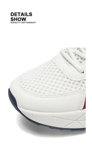 Nahaufnahme von atmungsaktivem weißem Mesh und Nähten an weißen Herren-Chunky-Sneakers