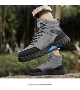 Bottes de randonnée hivernales montantes gris et noir pour hommes avec doublure polaire chaude.