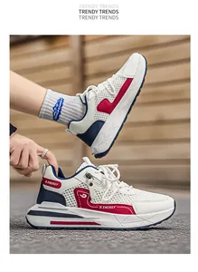 Detaillierte Seitenansicht atmungsaktiver weißer Mesh-Sneaker mit roten Akzenten und Reißverschluss