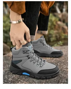 Vue détaillée de bottes de randonnée d'hiver grises avec doublure en fourrure et semelle