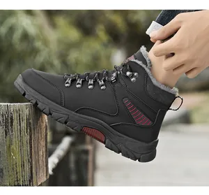 Détail de la doublure en fourrure chaude et de la semelle antidérapante des bottes