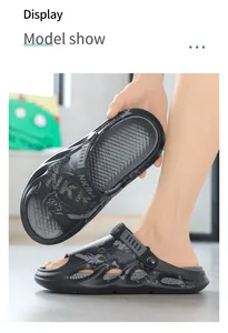 Detailansicht von gemusterten schwarzen Herren-Strandsandalen mit dicker Sohle