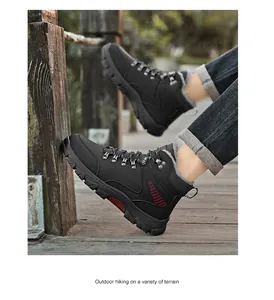 Vue détaillée des bottes de randonnée d'hiver noires pour hommes avec doublure en polaire