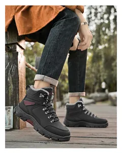 Bottes de randonnée noires imperméables fourrées pour hommes en plein air en automne.