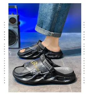 Nahaufnahme von schwarzen Herren-Sport-Sandalen mit dicker Sohle und atmungsaktivem Skelett-Design