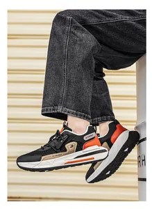Nahaufnahme von stylischen, atmungsaktiven Mesh-Dad-Sneakern mit dicker Sohle am Modell