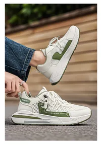 Nahaufnahme von weißen und grünen Mesh-Sneakern mit atmungsaktivem Stoff und Logo