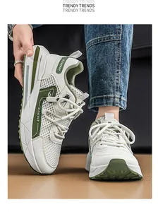 Detailansicht weißer und grüner atmungsaktiver Mesh-Sneaker mit dicker Sohle