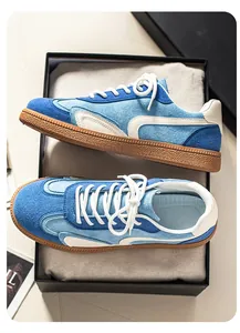 Vue détaillée des baskets GAT en daim bleu pour hommes dans une boîte cadeau noire