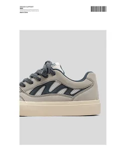 Vue rapprochée de basket en mesh avec empiècements en daim gris et semelle beige épaisse