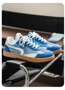 Gros plan de baskets d'entraînement allemandes en daim bleu sur une chaise chic