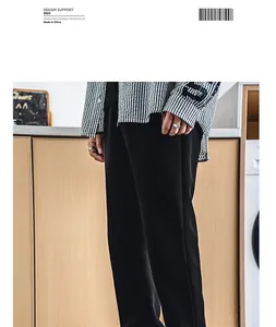 Détail d'un pantalon noir décontracté pour homme avec une coupe droite élégante