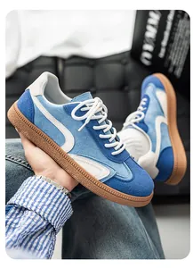 Gros plan sur les baskets GAT en daim bleu et blanc avec semelles épaisses pour hommes.