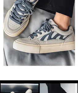 Vue rapprochée de chaussures décontractées en mesh pour hommes, coloris gris et crème
