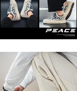 Vue détaillée de baskets en maille grise et beige pour hommes avec textures en daim.