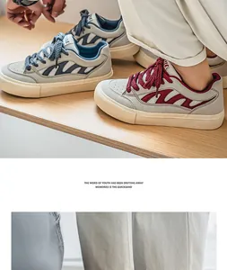 Vue détaillée des baskets en mesh respirant pour hommes 2025 en gris avec accents colorés.
