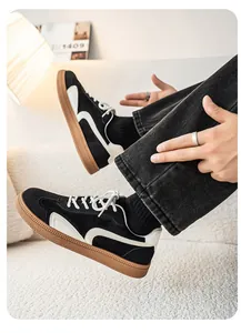 Gros plan détaillé sur les baskets GAT noir et blanc pour homme avec semelle gomme