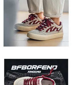 Détail de baskets en mesh respirant gris et bordeaux pour hommes, style printemps 2025