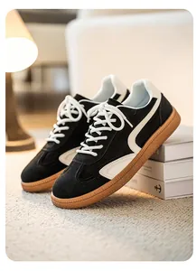 Vue latérale de baskets classiques GAT noir et blanc avec semelle gomme