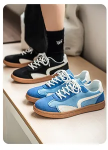 Vue détaillée de baskets GAT pour hommes bleues et noires avec semelles compensées gommes.