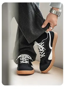 Vue détaillée des chaussures GAT noires pour hommes avec semelles en gomme et détails blancs