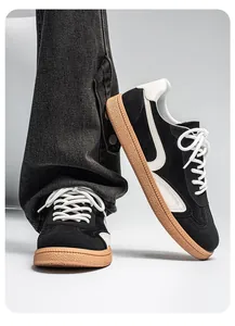Vue détaillée de baskets style GAT noires avec semelles épaisses en gomme antidérapantes.