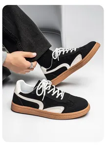 Détail des baskets noires de style GAT pour hommes avec finitions blanches et gomme.