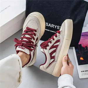 Baskets en mesh respirant au design original pour hommes, chaussures de skate élégantes.