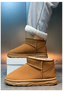 Détail de bottes de neige marron avec doublure en peluche chaude et semelles épaisses.