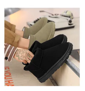 Vue détaillée des bottes de neige pour hommes en noir et vert olive avec doublure chaude