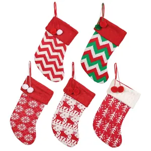 Set de 5 calcetines navideños de punto con renos, copos de nieve y patrones de zigzag
