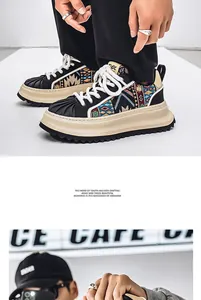 Vista dettagliata delle sneakers chunky da uomo con motivi etnici colorati e punta a conchiglia