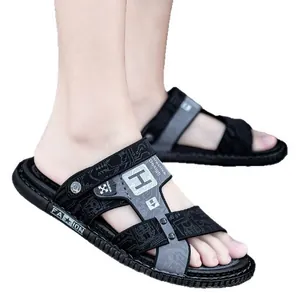 Rutschfeste Herren-Sandalen für den Sommer mit Pfeilmuster und schwarz-grauen Riemen