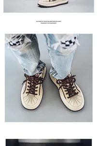 Vista ai piedi di sneaker da uomo con punta a conchiglia beige e spessi lacci marroni