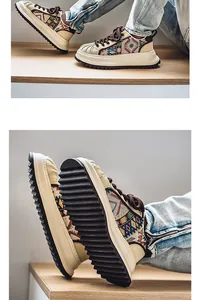 Dettaglio di sneaker shell-toe da uomo con motivo intrecciato e suola spessa ondulata