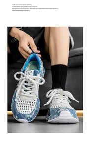 Dettaglio di scarpe da ginnastica in mesh traspirante da uomo con motivo denim