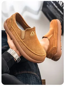 Detalle de primer plano de mocasines de ante marrón para hombre con suela blanda