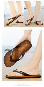 Nahaufnahme der rutschfesten Sohle und des Riemendesigns von Herren-Strand-Flip-Flops.