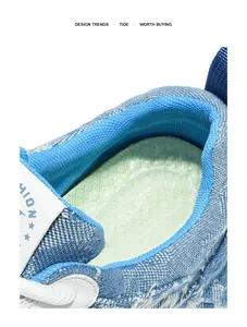Dettaglio macro della fodera in rete blu traspirante e della soletta delle scarpe uomo