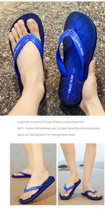 Detailansicht der blauen Herren-Flip-Flops mit rutschfestem Profil am Strand