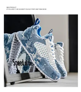 Dettaglio di sneaker in mesh con motivo denim blu e inserti laterali traspiranti