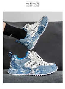 Dettaglio di sneaker in mesh traspirante con motivo denim blu e spesse suole bianche
