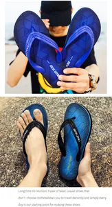 Stilvolle blaue Herren-Flip-Flops mit geometrischen Mustern und Surf-Branding am Strand