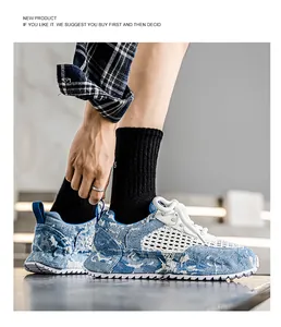 Dettaglio delle sneakers chunky da uomo in denim blu e mesh bianco indossate sul piede