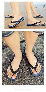 Makro-Detailansicht von blauen und schwarzen Herren-Flip-Flops mit rutschfester Sohle