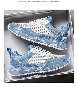 Vista dettagliata dall'alto di sneakers casual da uomo in denim blu e mesh traspirante
