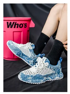 Vista dettagliata delle sneakers da uomo in mesh traspirante con motivo denim blu e suola
